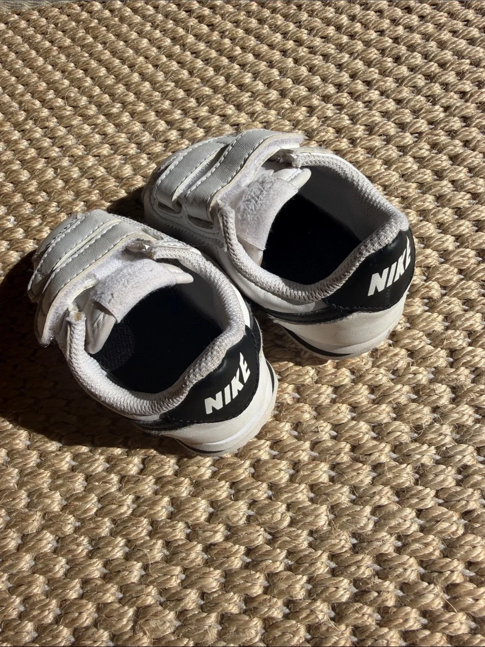 Nike Kids White and Black Sneaker with Hook-and-Loop Strap size 5c